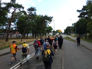 Wyjście z Helu – tył pielgrzymki, nie ma problemu z zobaczeniem przodu pielgrzymki